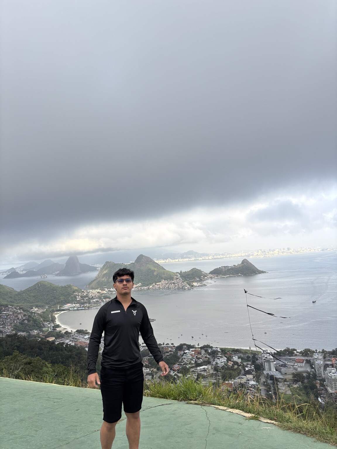 Jeferson Freitas da Silva diante da paisagem do Rio de Janeiro